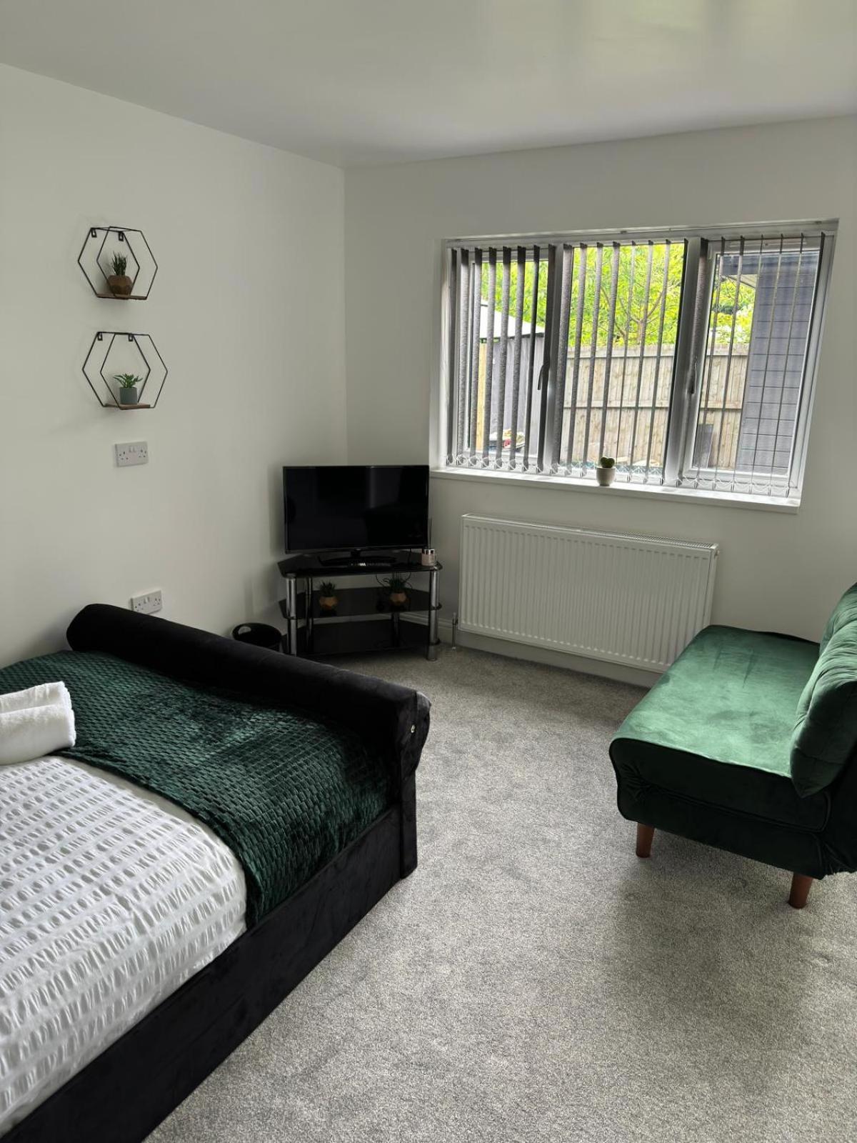 Shm Stays Ensuite Rooms Great For Long Term Stays & Short Stays 15 Min Drive To City Centre & Airport 5 Min Walk To Shops And Train Station 10 Mins To High Street Μπέρμιγχαμ Εξωτερικό φωτογραφία